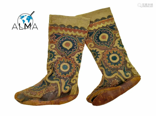 A pair of embroidered leather boots - Uzbekistan - 19th