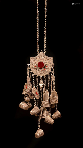 A unique pendant / hand jewelry with rings and thimbles