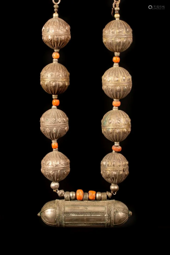 A large silver Hirz amulet necklace - Yemen 1880-1920