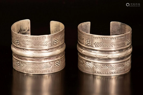 A pair of silver cuff bracelets - Siwa, Egypt