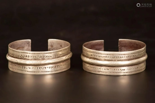 A pair of silver cuff bracelets - Egypt
