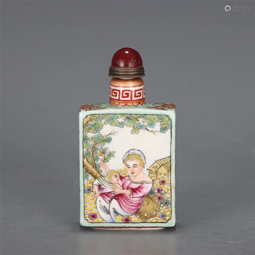 A CHINESE FAMILLE ROSE FIGURAL PORCELAIN SNUFF BOTTLE
