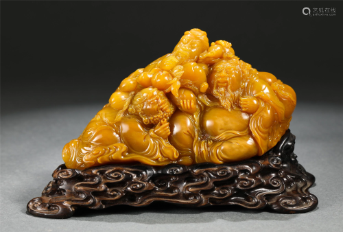 A CHINESE SOAPSTONE CARVED FIGURAL DECORATION