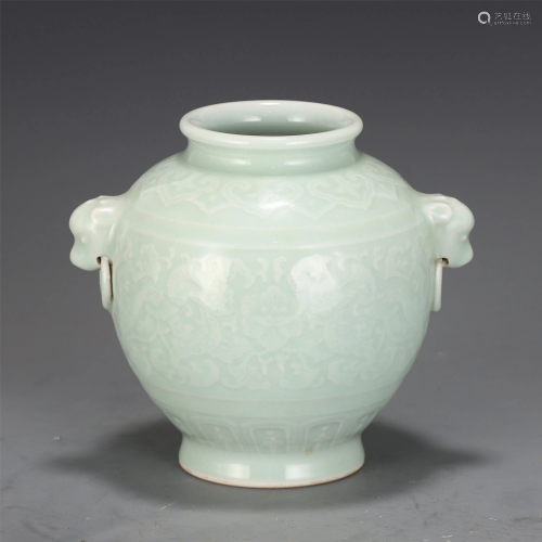 A CHINESE PEA GREEN GLAZED JAR WITH DOUBLE HANDLES