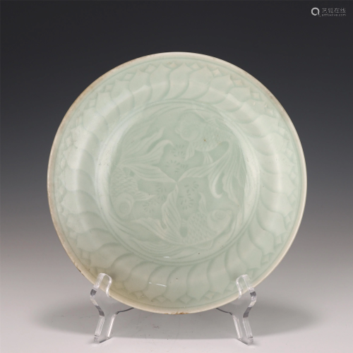 A CHINESE PEA GREEN GLAZED FISHES PORCELAIN PLATE