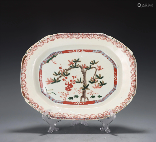 A CHINESE WU-CAI FLOWERS AND PINE TREE PORCELAIN PLATE