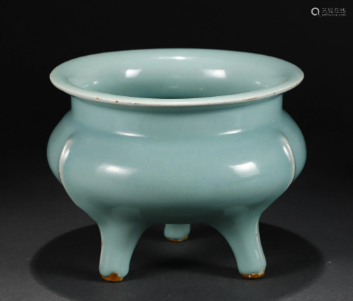 A CHINESE LONGQUAN-TYPE GLAZED TRIPOD PORCELAIN CENSER