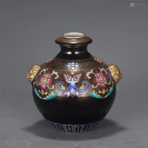 A CHINESE ENAMEL PAINTED AND GOLD PAINTED PORCELAIN JAR