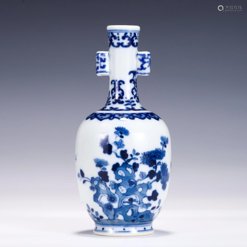 A CHINESE BLUE AND WHITE DOUBLE HANDLED PORCELAIN VASE