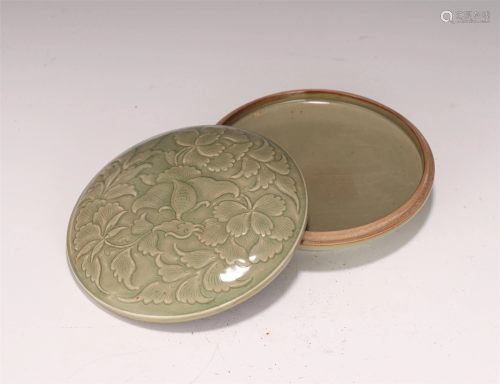 A CHINESE YAOZHOU-TYPE GLAZED PORCELAIN BOX AND COVER