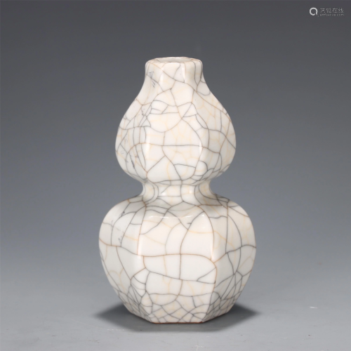 A CHINESE GE-TYPE GLAZED PORCELAIN DOUBLE-GOURDS VASE