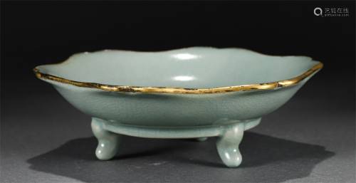 A CHINESE INSCRIBED GUAN-TYPE GLAZE TRIPOD PORCELAIN