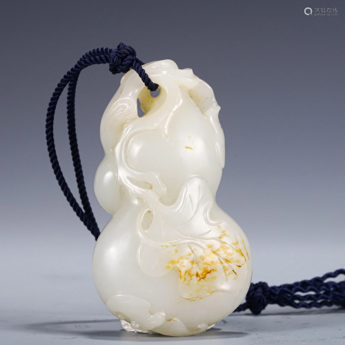 A CHINESE JADE CARVED DOUBLE-GOURDS PENDANT