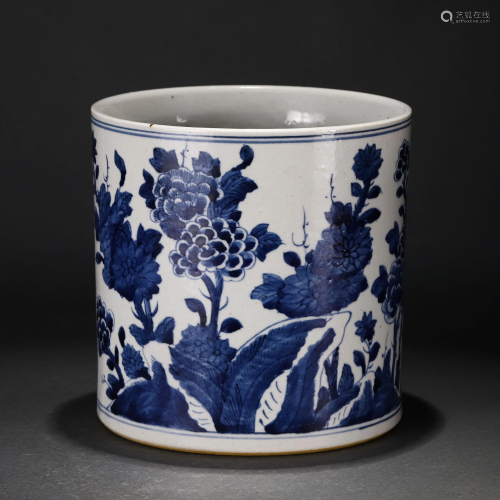 A CHINESE BLUE AND WHITE FLOWERS PORCELAIN BRUSH POT