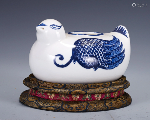 A CHINESE BLUE AND WHITE DUCK SHAPED PORCELAIN WATER