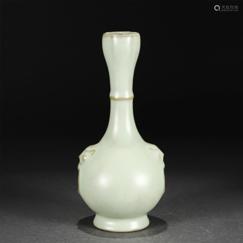 A CHINESE DOUBLE HANDLED PORCELAIN VASE
