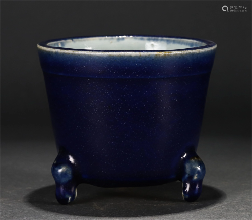 A CHINESE BLUE GLAZED PORCELAIN TRIPOD CUP