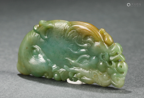 A CHINESE CARVED BEAST JASPER DECORATION