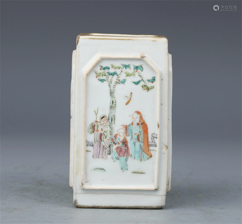 A CHINESE FAMILLE ROSE FIGURAL PORCELAIN BRUSH POT