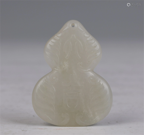 A CHINESE JADE CARVED DOUBLE-GOURDS PENDANT