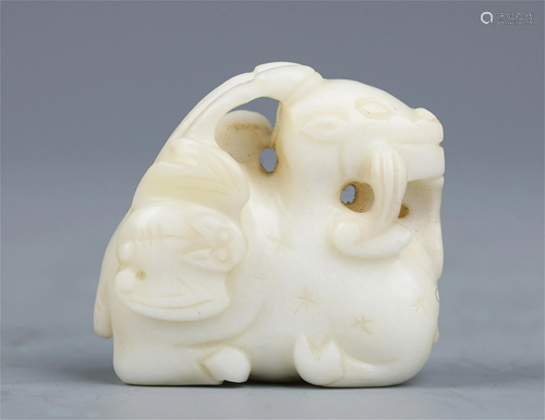 A CHIENSE WHITE JADE CARVED MYTHICAL BEAST DECORATI…