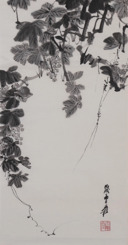 A CHINESE PAINTING OF GRAPES