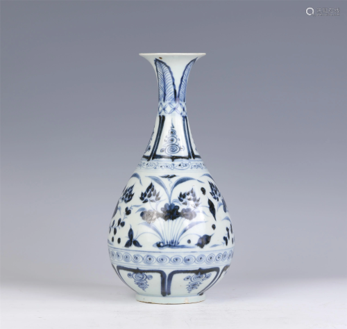 A CHINESE BLUE AND WHITE LOTUS PORCELAIN VASE