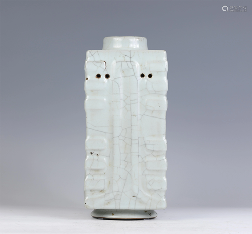 A CHINESE IMITATING GUAN-KILN GLAZED PORCELAIN CONG