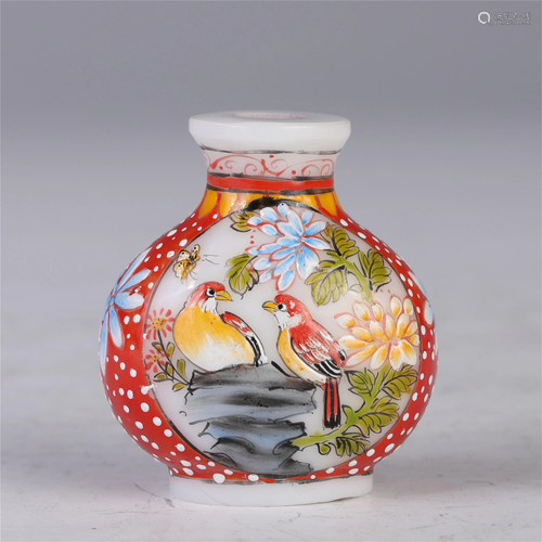 A CHINESE GLASS SNUFF BOTTLE WITH POLYCHROME