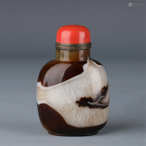 A CHINESE AGATE SNUFF BOTTLE