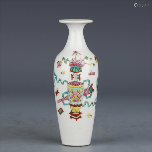 A CHINESE FAMILLE ROSE PORCELAIN VASE