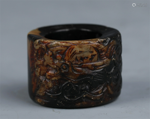 A CHINESE JADE CARVED DRAGON THUMB RING