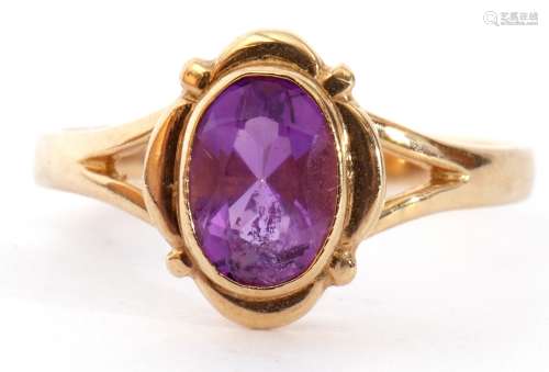 9ct gold amethyst single stone ring, the oval faceted amethy...