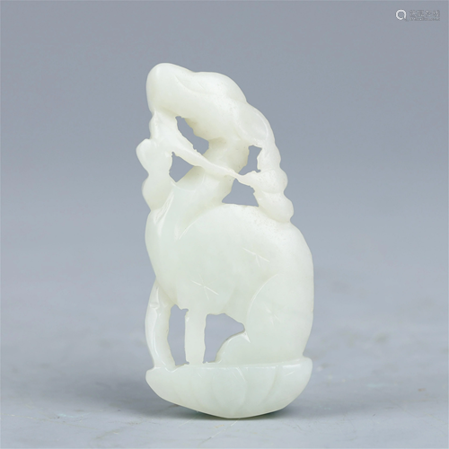 A CHINESE DEER SHAPE JADE PENDANT