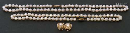 Mixed Lot: two cultured pearl necklaces, both a single row d...