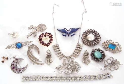 Mixed Lot: costume brooches (qty)