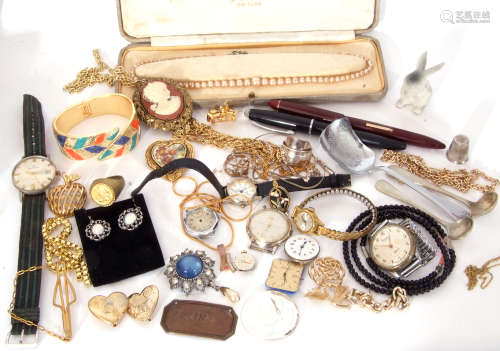 Mixed Lot: costume jewellery to include brooches, bracelets,...