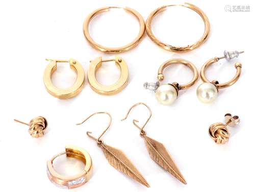 Mixed Lot: four pairs of 9ct gold earrings, hoop, knot, feat...