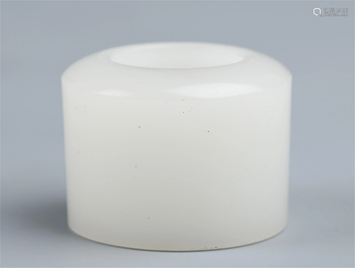 A CHINESE WHITE GLASS THUMB RING