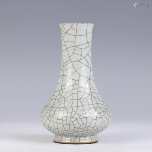 A CHINESE IMITATING GUAN KILN GLAZED PORCELAIN VASE