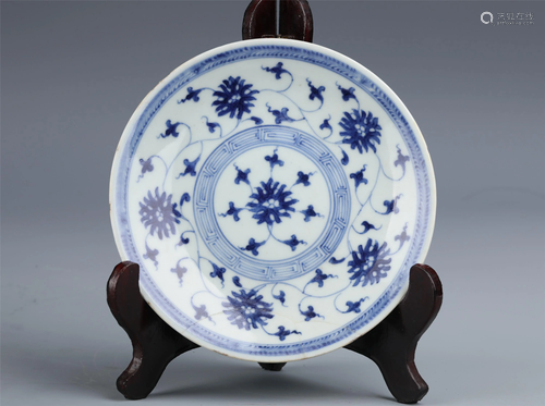 A CHINESE BLUE AND WHITE PORCELAIN PLATE