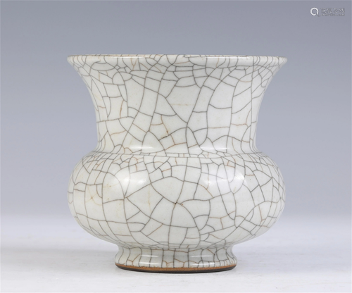 A CHINESE IMITATING GUAN KILN GLAZED PORCELAIN VASE