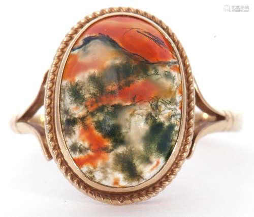 9ct gold moss agate ring, the oval cabochon centre agate 15 ...