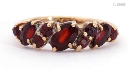 9ct gold garnet ring, alternate set with oval and round shap...