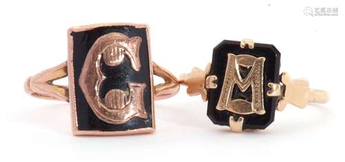 Mixed Lot: two 9ct stamped memoriam rings, a black enamel ex...