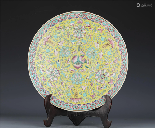 A CHINESE YELLOW GROUND FAMILLE ROSE PORCELAIN PLATE