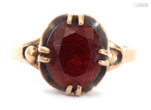 9ct gold garnet set ring, the oval faceted garnet cardinal s...