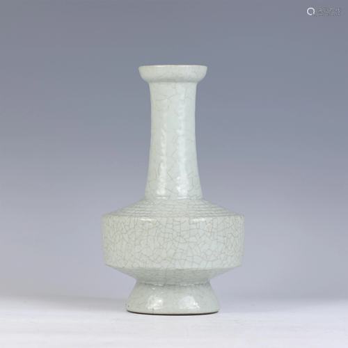 A CHINESE GE-TYPE GLAZED PORCELAIN VASE