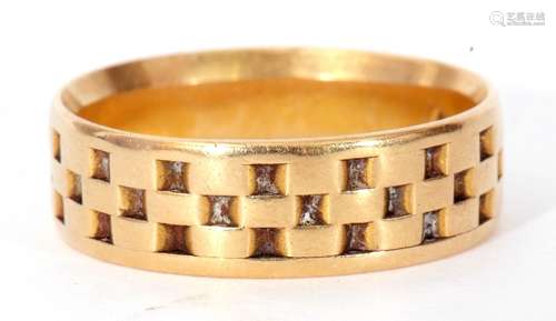 18ct gold wedding ring engraved with a chequerboard design, ...