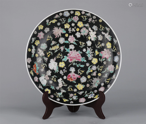 A CHINESE BLACK GROUND FAMILLE ROSE PORCELAIN DISH